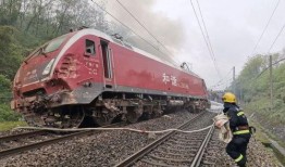 火车撞火车爆料视频真实